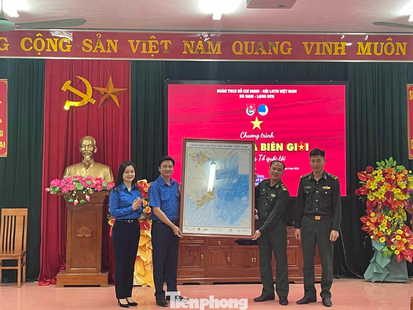 Tuổi trẻ Hà Nam và Lạng Sơn trao tặng bản đồ Việt Nam cho cán bộ, chiến sĩ đồn Biên phòng Chi Lăng.