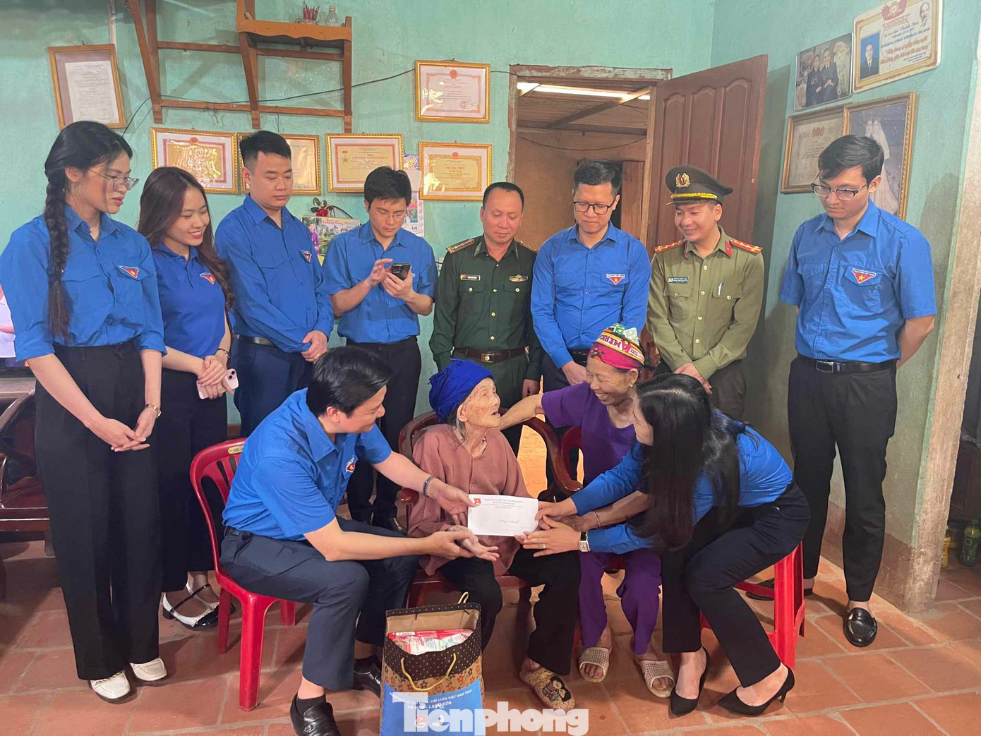 Thăm, tặng quà cho nhân dân biên giới huyện Đình Lập.