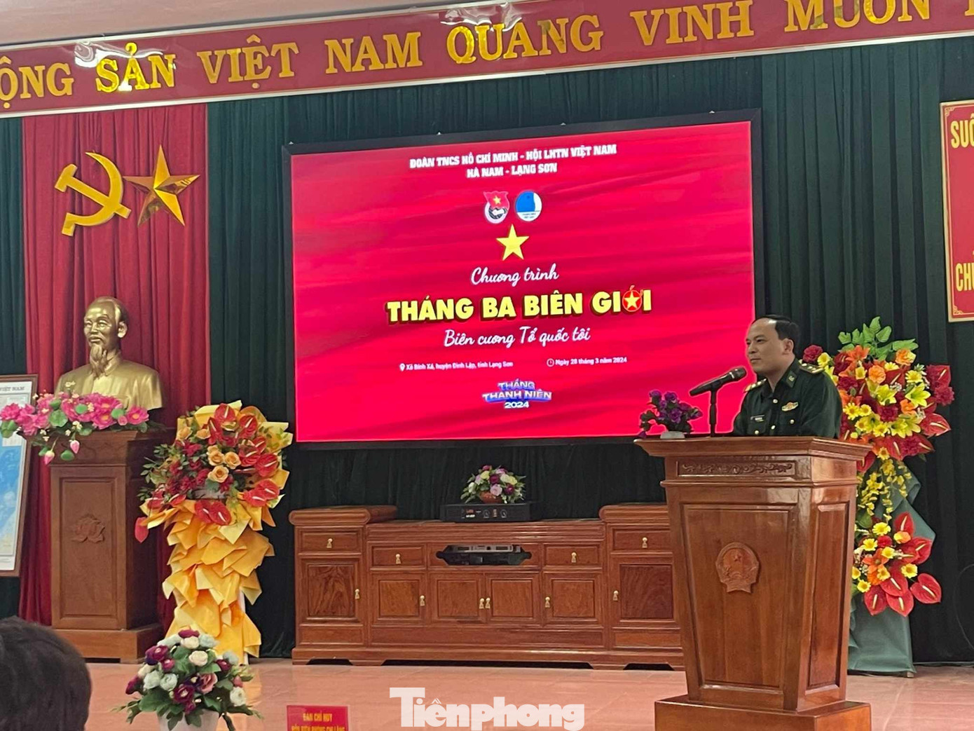 Lãnh đạo đồn Biên phòng Chi Lăng báo cáo tình hình đơn vị và công tác bảo vệ biên giới. Ảnh: Duy Chiến