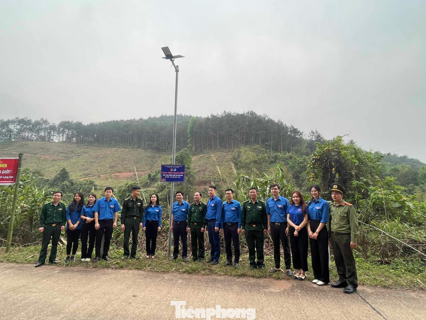 Khánh thành công trình "Thắp sáng đường tuần tra biên giới". Ảnh: Duy Chiến