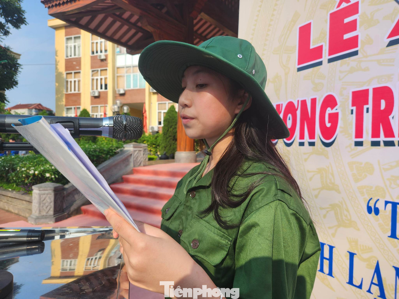 Em Nguyễn Thị Ngọc Lam, Tiểu đội 2 đọc quyết tâm thư, sẵn sàng &quot;thép đã tôi thế đấy&quot; giành nhiều thành tích cao trong học tập, rèn luyện. Ảnh: Duy Chiến