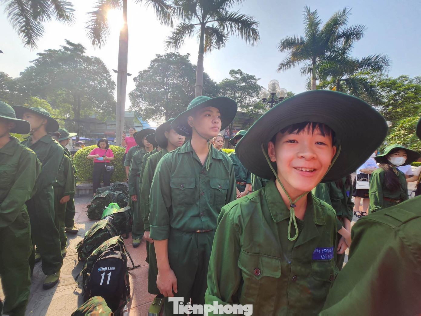 Hân hoan khi được khoác lên mình bộ quân phục màu xanh áo lính. Ảnh: Duy Chiến