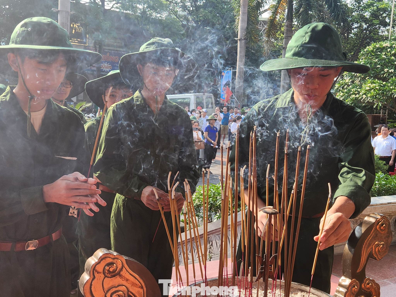 Dâng hương, dâng hoa kính dâng lên Bác Hồ, hứa sẽ quyết tâm gặt hái nhiều thành công. Ảnh: Duy Chiến