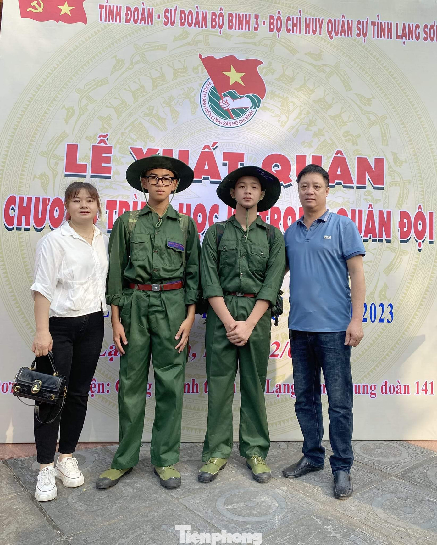 Lần đầu tiên xa nhà nhưng các chiến sỹ nhí chững chạc khi tạm biệt gia đình. Ảnh: Duy Chiến