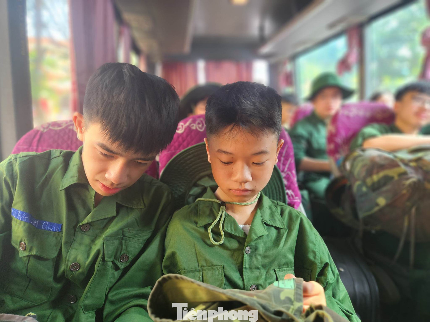 Tranh thủ kết thân đồng đội. Ảnh: Duy Chiến