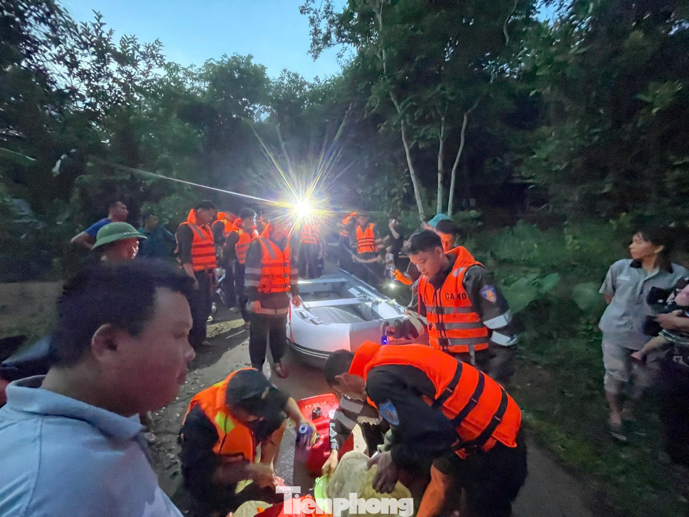 Công việc giúp dân thoát khỏi mưa lũ được tổ chức vào chiều 22/6. Ảnh: C.H