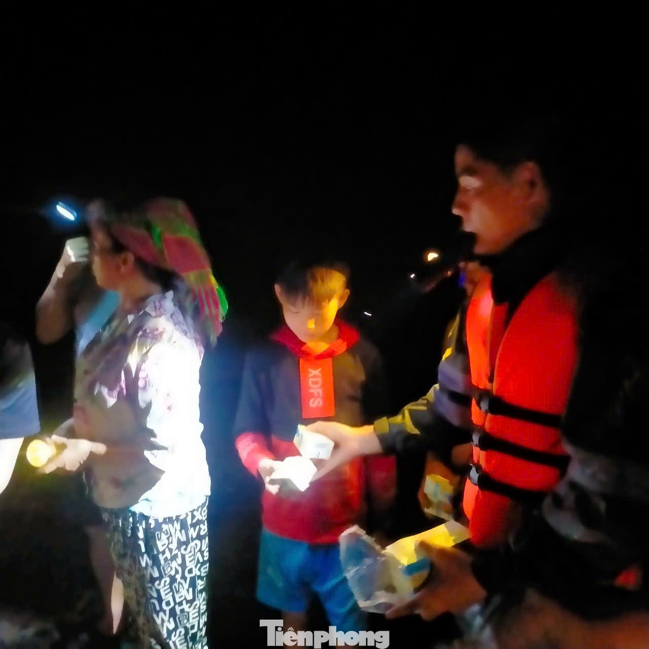 Cung cấp lương thực, sữa bánh cho người dân.