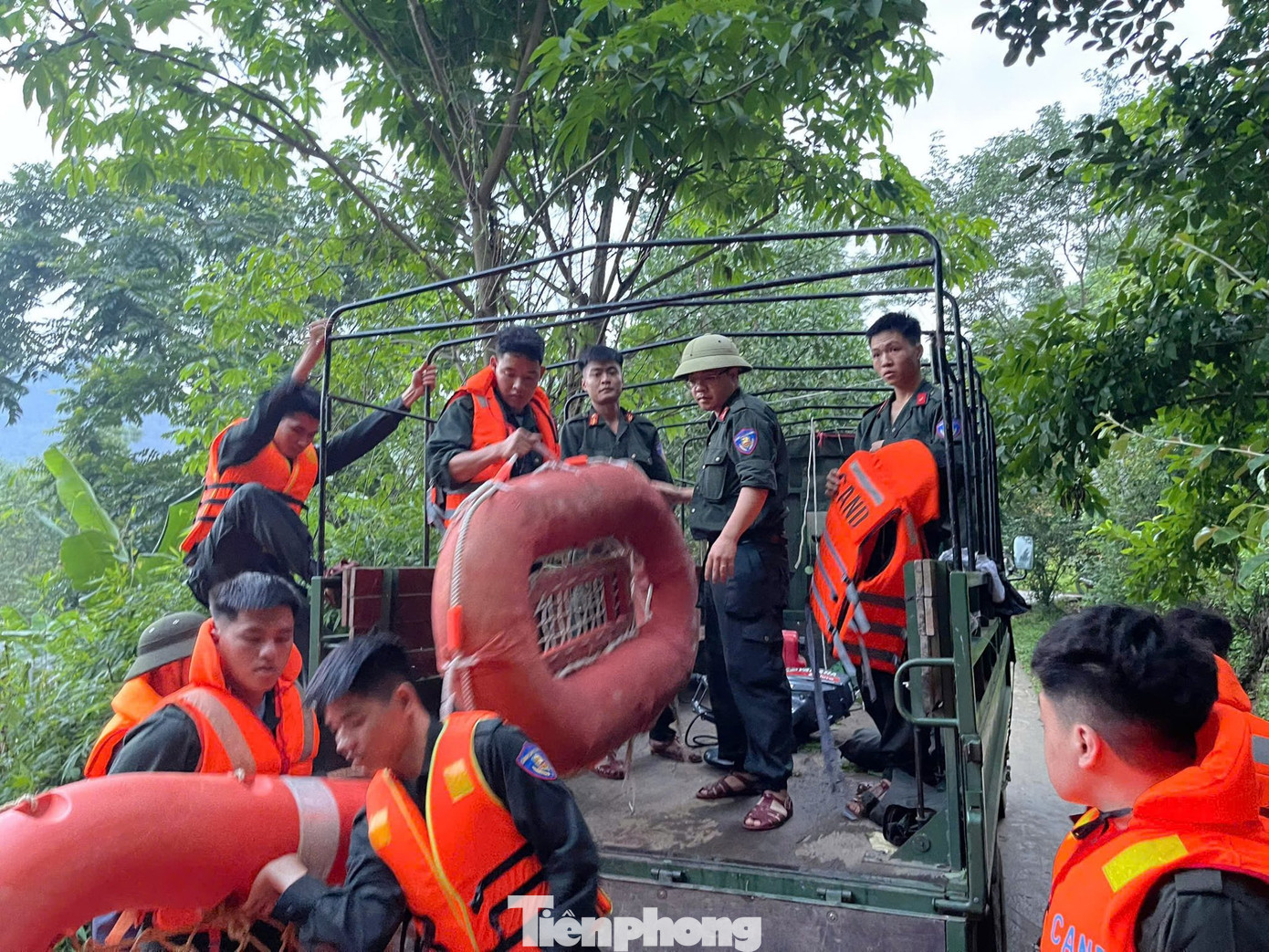 Lực lượng Công an Lạng Sơn khẩn trương triển khai lực lượng, phương tiện đến cứu dân vùng lũ. Ảnh: C.H