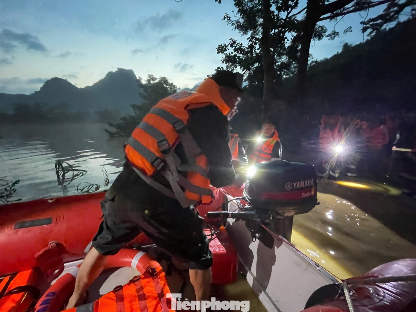 Xuồng máy của Công an Lạng Sơn cơ động đến các ngõ xóm bị cô lập do mưa lũ.