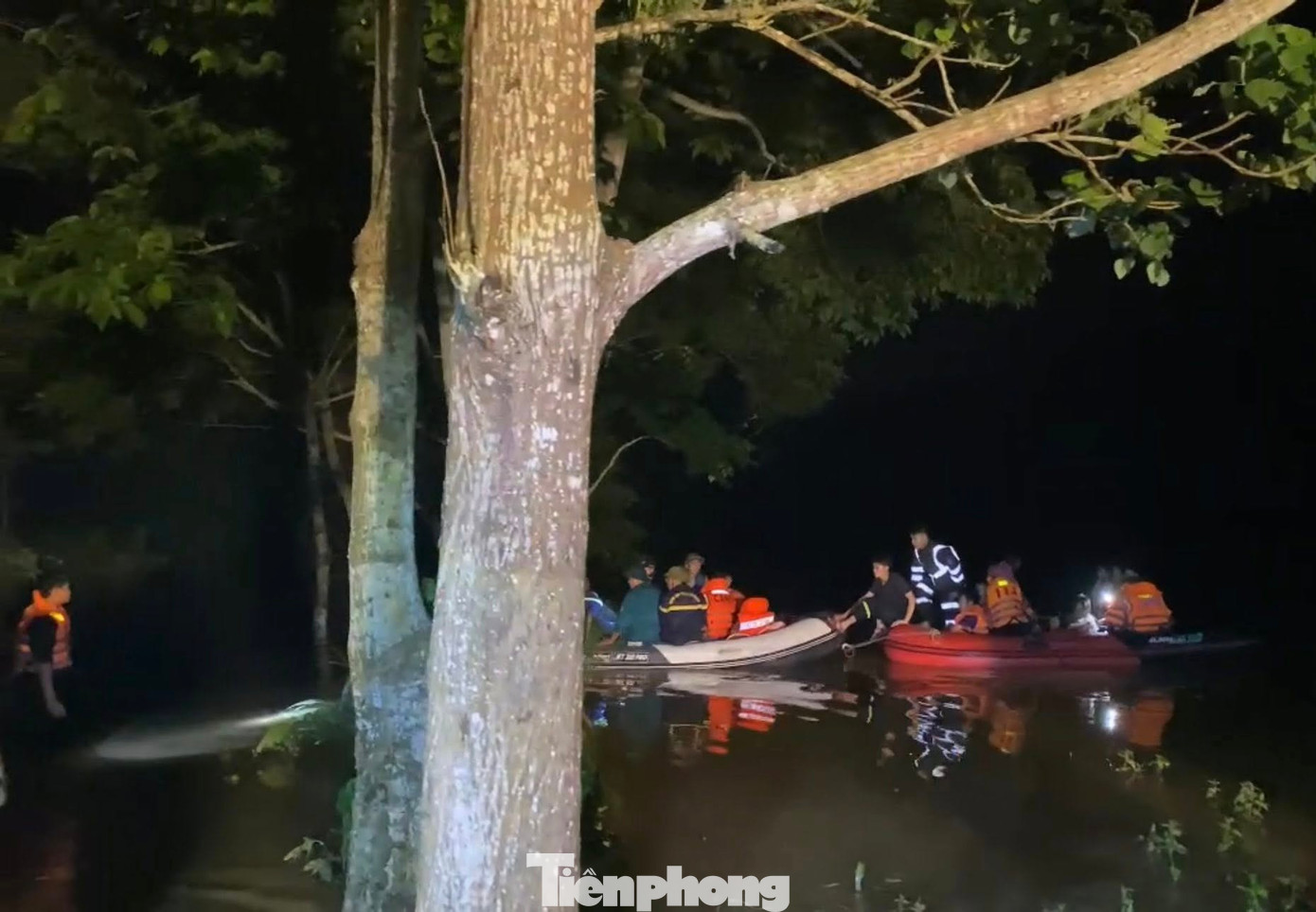 Xuyên đêm tìm kiếm người dân đang bị cô lập bởi bão lũ.