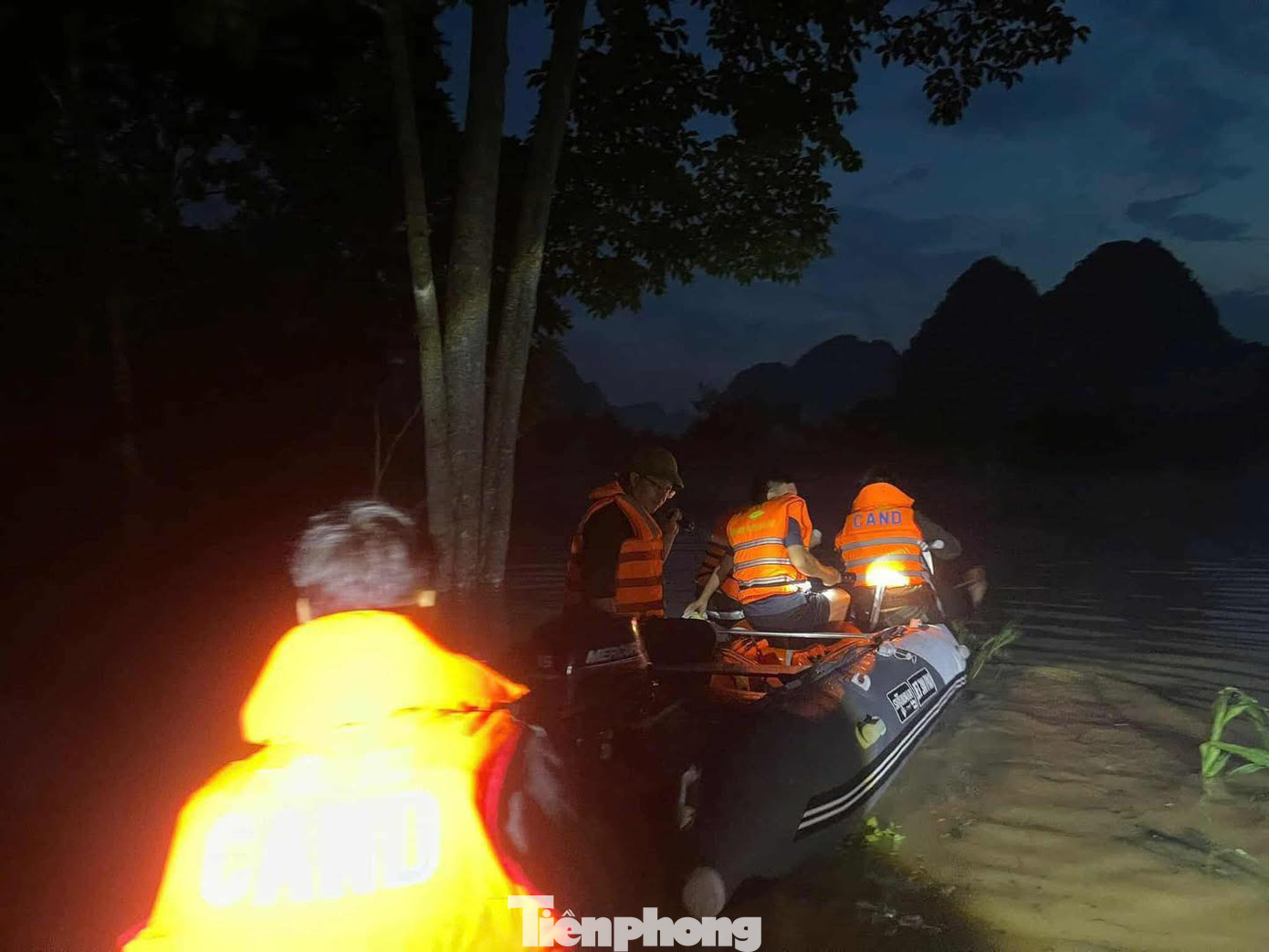 Nỗ lực tìm cách đến khu vực người dân đang gặp nguy hiểm.