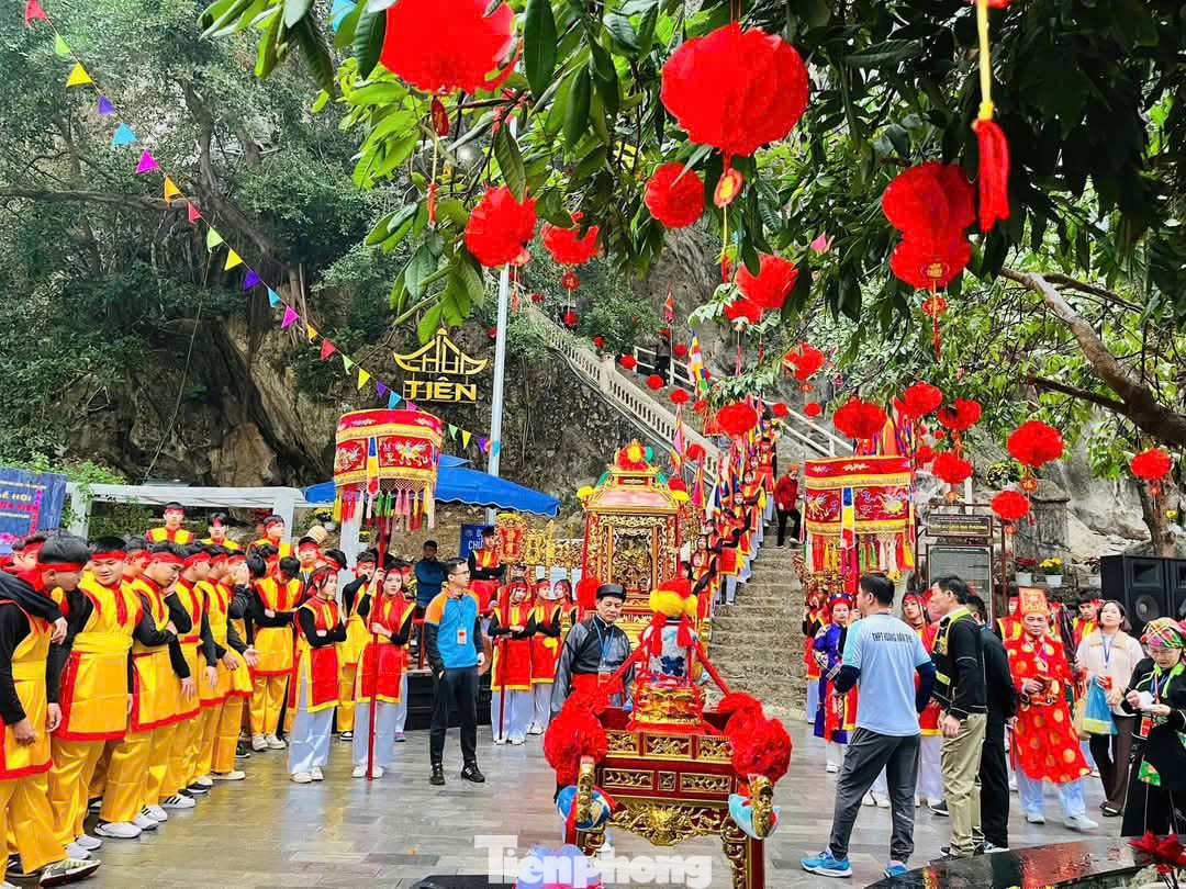 Nghi lễ khởi hành lên Chùa Tiên cầu may, lấy lộc. Nghi lễ khởi hành lên Chùa Tiên cầu may, lấy lộc.