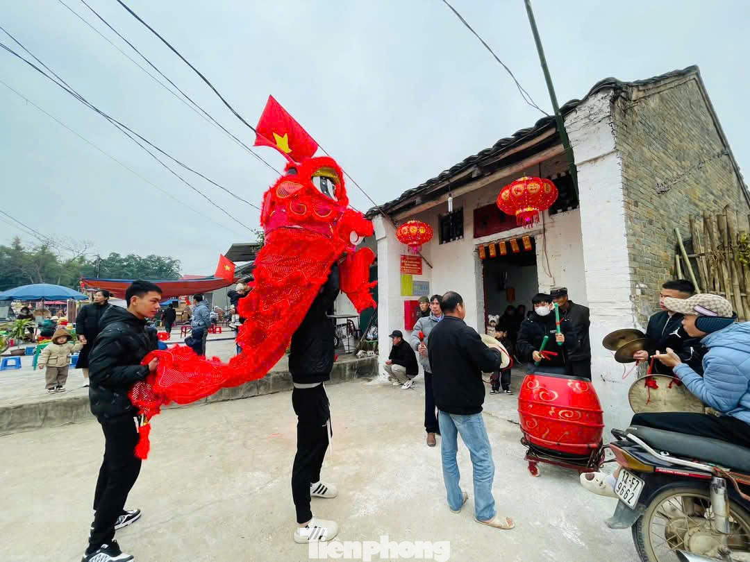 Múa sư tử Lạng Sơn rộn ràng, lôi cuốn ở phố cổ Háng Ngầu. Múa sư tử Lạng Sơn rộn ràng, lôi cuốn ở phố cổ Háng Ngầu.