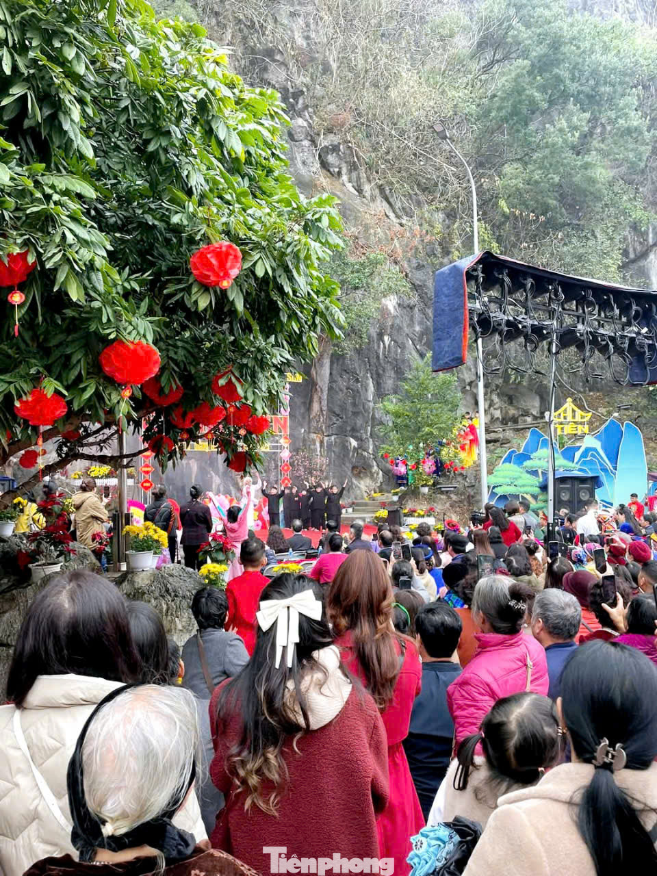 Hàng nghìn lượt người lên núi Đại Tượng, đến Giếng Tiên cầu may. Hàng nghìn lượt người lên núi Đại Tượng, đến Giếng Tiên cầu may.