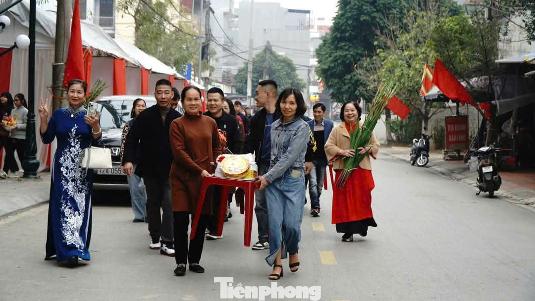 Mọi người đến vui hội, mang lễ cúng tiến, tri ân bậc tiền nhân đã có công xây dựng quê hương giàu đẹp. Mọi người đến vui hội, mang lễ cúng tiến, tri ân bậc tiền nhân đã có công xây dựng quê hương giàu đẹp.