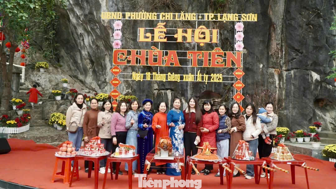 Ở lễ hội có hàng trăm mâm cỗ, bày biện các món ăn đặc sản xứ Lạng. Ở lễ hội có hàng trăm mâm cỗ, bày biện các món ăn đặc sản xứ Lạng.