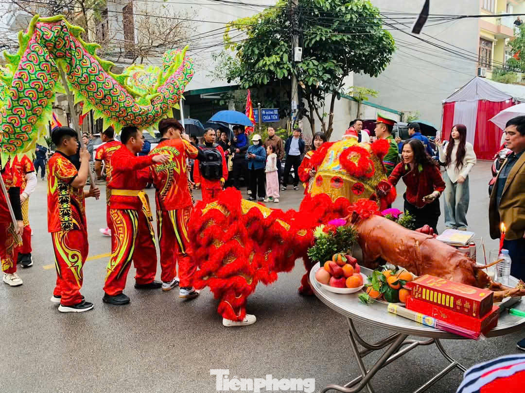 Các gia đình sinh sống ở khu vực Chùa Tiên sắm lễ, mừng mọi người đến thụ lộc. Các gia đình sinh sống ở khu vực Chùa Tiên sắm lễ, mừng mọi người đến thụ lộc.