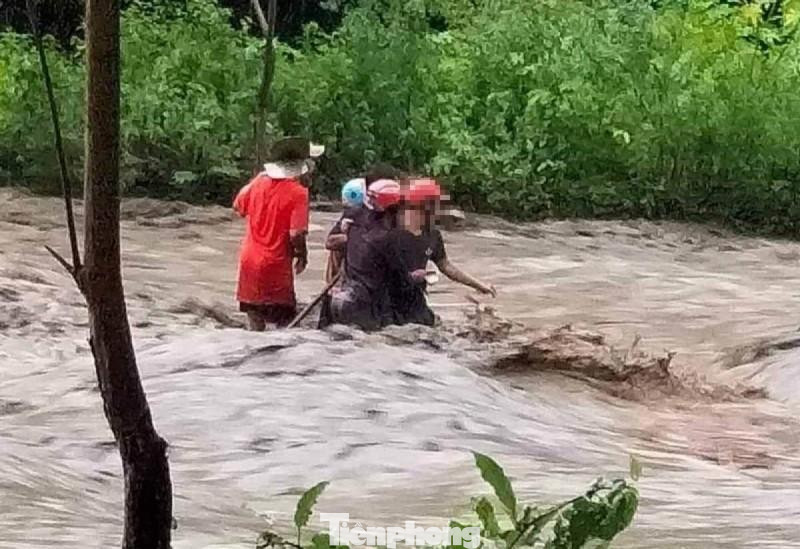 Lực lượng chức năng nỗ lực cứu hộ, cứu nạn -Ảnh: TL