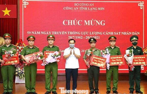 Ông Lương Trọng Quỳnh (giữa), Phó chủ tịch UBND tỉnh Lạng Sơn tặng hoa, trao thưởng ban chuyên án vụ vận chuyển hàng trái phép ở Chi ma và một số đơn vị chống buôn lậu trên địa bàn Lạng Sơn -Ảnh: TL