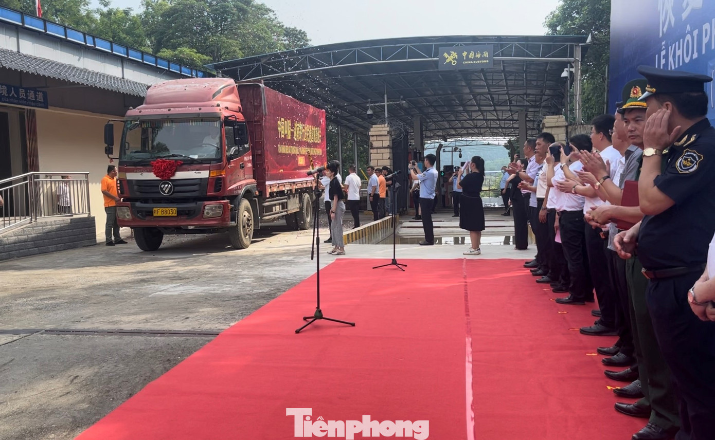 Sáng 28/7, chuyến xe chở hàng đầu tiên xuất khẩu sang Trung Quốc. Ảnh: Duy Chiến.