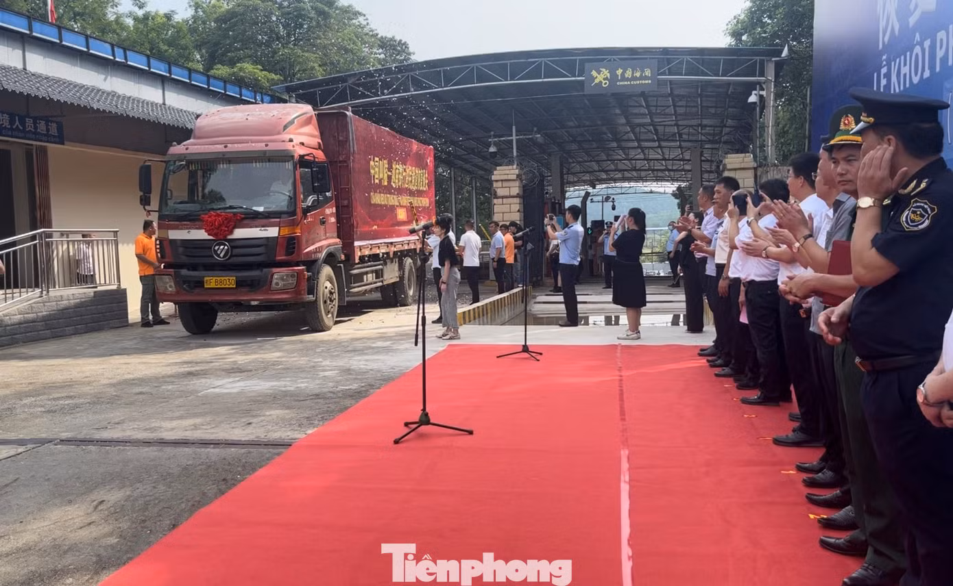 Sáng 28/7, chuyến xe chở hàng đầu tiên xuất khẩu sang Trung Quốc. Ảnh: Duy Chiến.