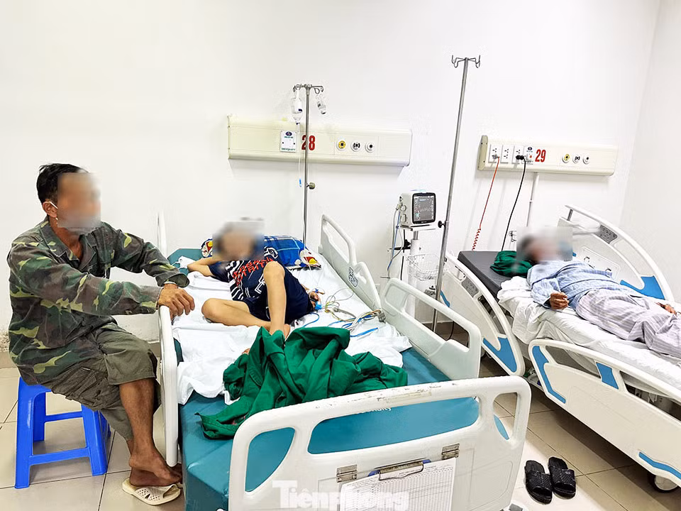 Các bệnh nhân trong gia đình bà H.T.Đ đang cấp cứu, điều trị tại bệnh viện.