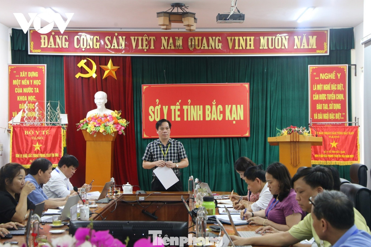 Ông Tạc Văn Nam (đứng) - Giám đốc Sở Y tế Bắc Kạn chủ trì họp bàn triển khai công tác phòng chống dịch não mô cầu trên địa bàn tỉnh. Ông Tạc Văn Nam (đứng) - Giám đốc Sở Y tế Bắc Kạn chủ trì họp bàn triển khai công tác phòng chống dịch não mô cầu trên địa bàn tỉnh.