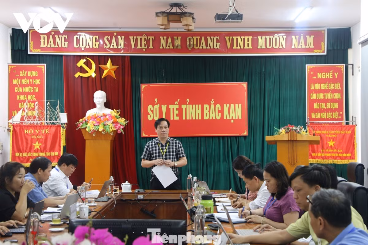 Ông Tạc Văn Nam (đứng) - Giám đốc Sở Y tế Bắc Kạn chủ trì họp bàn triển khai công tác phòng chống dịch não mô cầu trên địa bàn tỉnh.