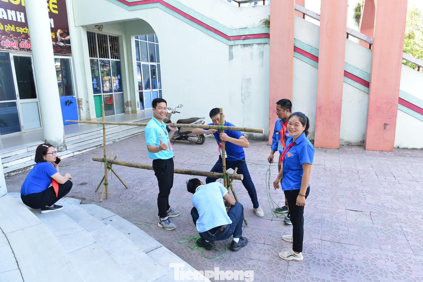 Thực hành làm các sân chơi, bãi tập cho các em thiếu niên, nhi đồng - Ảnh: Duy Chiến