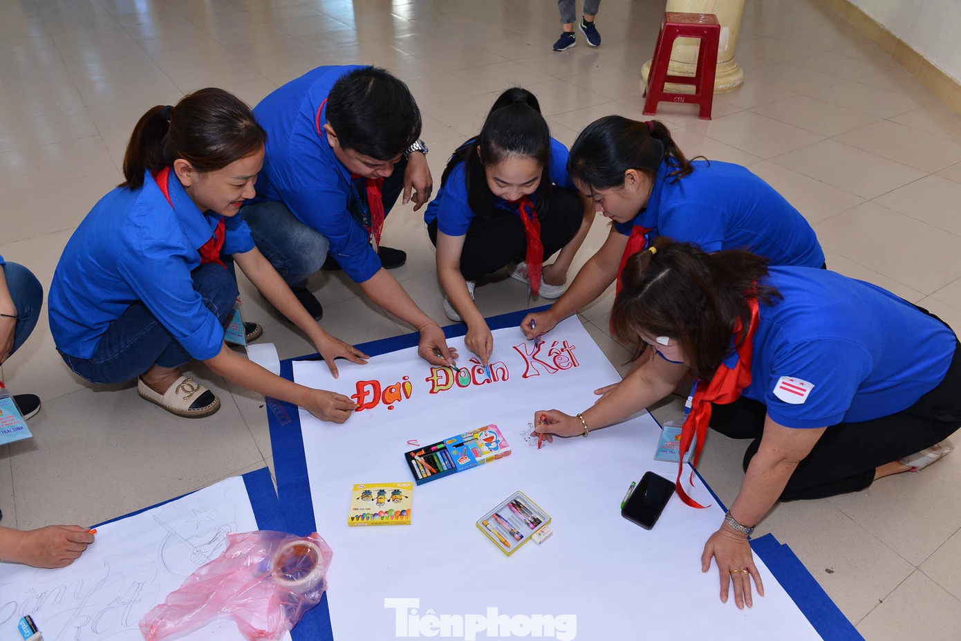 Hoạt động thi làm báo tường - Ảnh: Duy Chiến