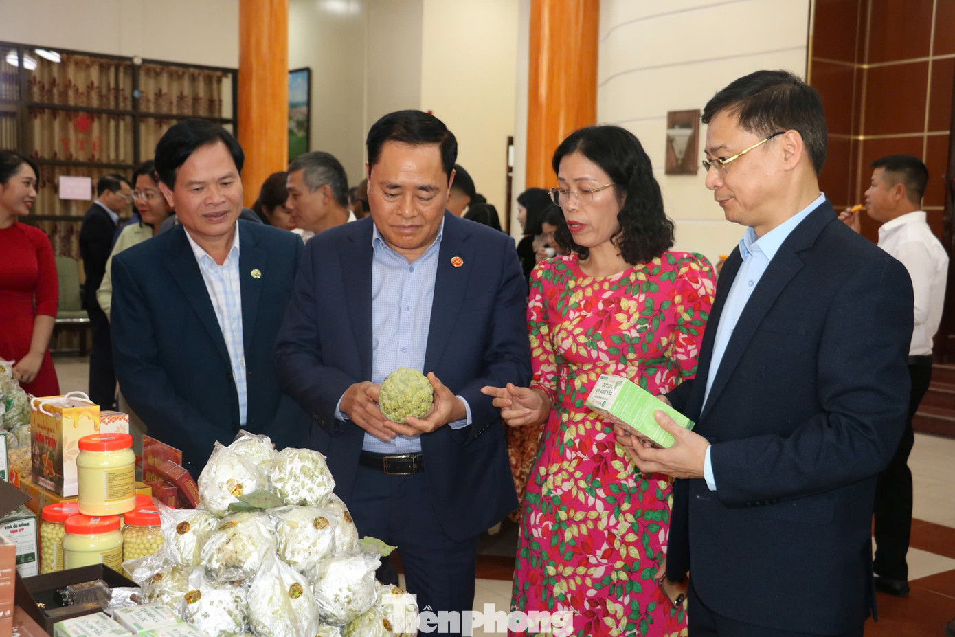 Trưng bày các sản vật, mô hình phát triển kinh tế của người dân xứ Lạng (ảnh: Duy Chiến)