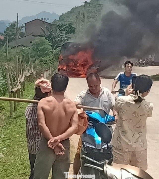 Người đi trên xe khách và nhân dân trong vùng hốt hoảng vì xe cháy rất to, thiêu rụi trong vòng 20 phút. - Ảnh: TL