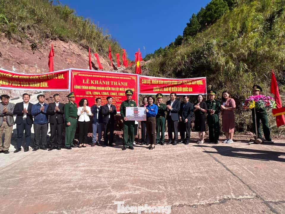 Đoàn khối các cơ quan tỉnh Lạng Sơn tặng quà cho cán bộ, chiến sỹ đồn Biên phòng Bắc Xa - Ảnh: Duy Chiến