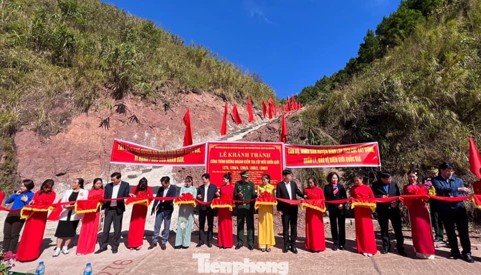 Nghi thức cắt băng khánh thành 5 đường nhánh lên các cột mốc ở Bắc Xa (huyện Đình Lập, tỉnh Lạng Sơn) - Ảnh: Duy Chiến