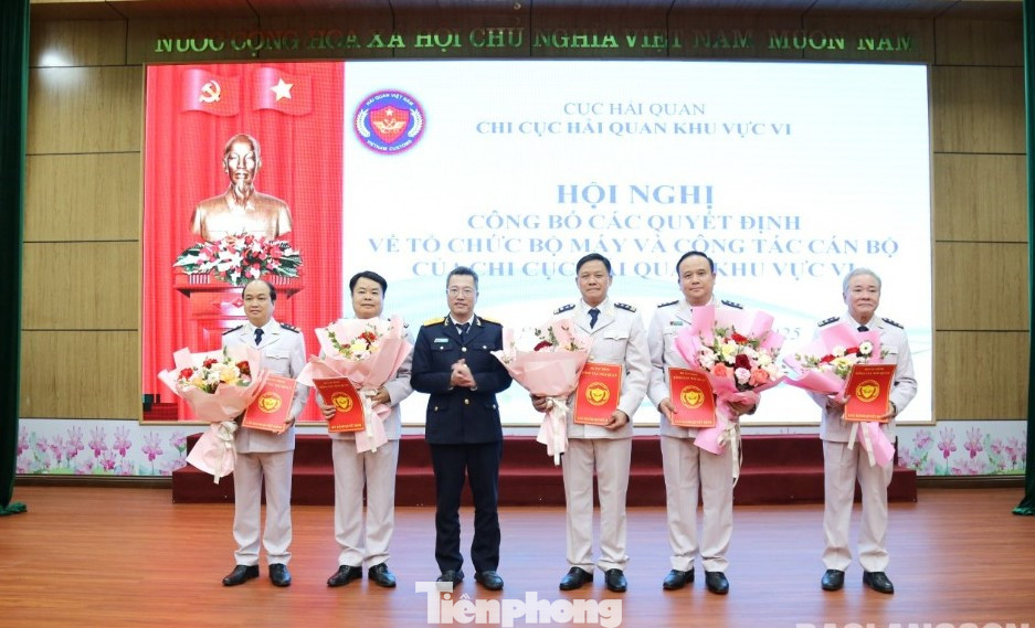 Đại diện lãnh đạo Cục Hải quan trao Quyết định, tặng hoa cho Chi cục trưởng và Phó Chi cục trưởng Hải quan khu vực VI. Đại diện lãnh đạo Cục Hải quan trao Quyết định, tặng hoa cho Chi cục trưởng và Phó Chi cục trưởng Hải quan khu vực VI.
