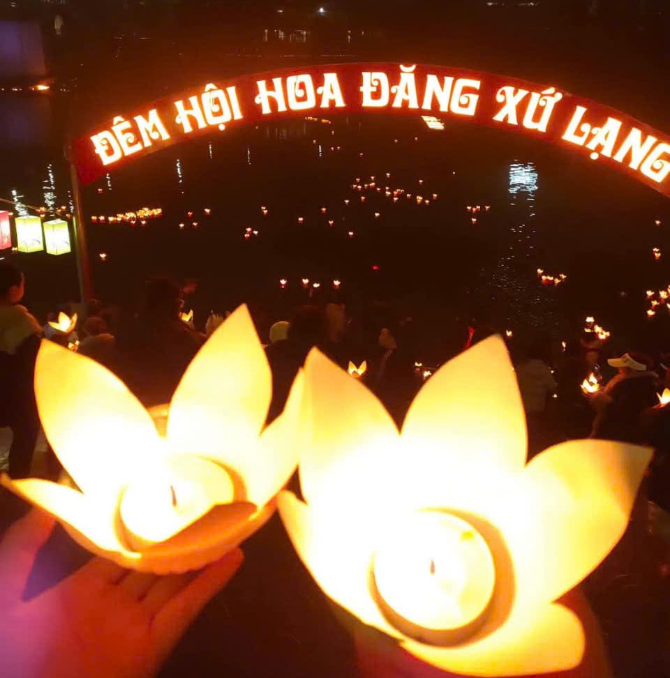 Hoa đăng là hình ảnh, gắn liền với văn hóa Phật giáo qua lịch sử hàng nghìn năm. Thắp sáng ngọn đèn trong hoa đăng tượng trưng cho việc thắp sáng ngọn đèn trí tuệ, dẫn dắt, chỉ lối con người đến những điều tốt đẹp.