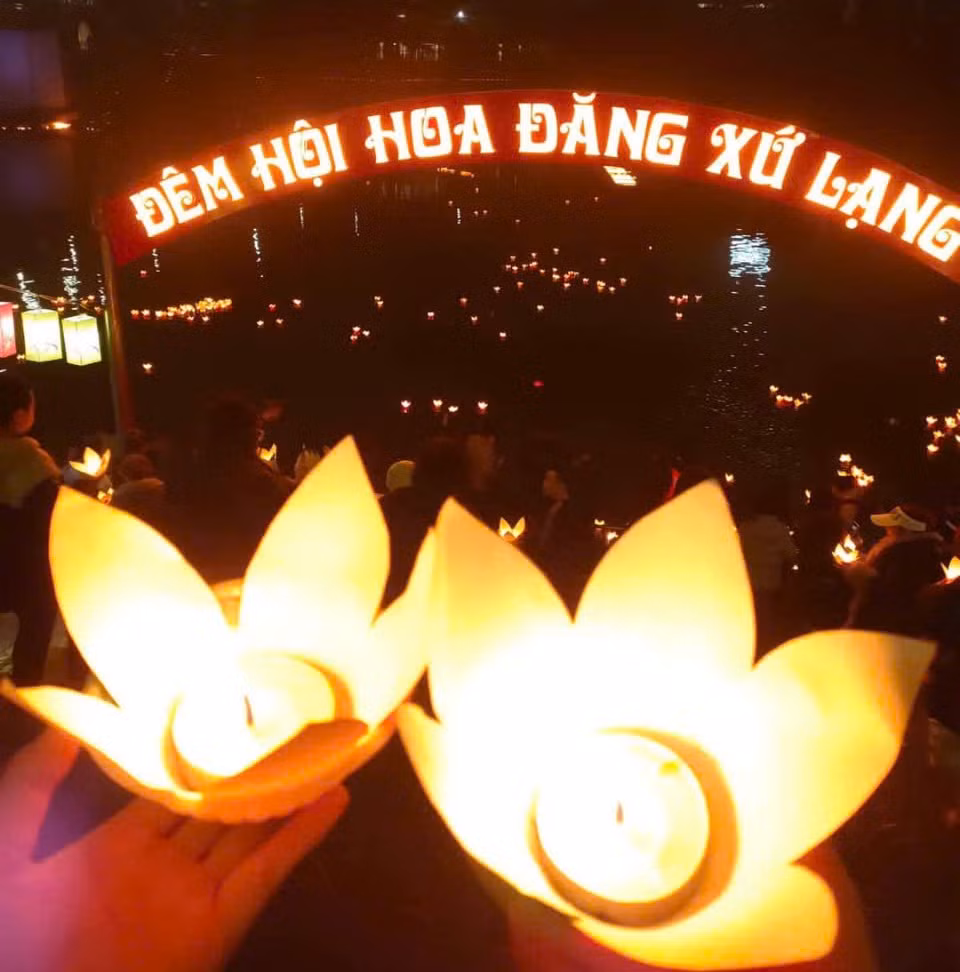Hoa đăng là hình ảnh, gắn liền với văn hóa Phật giáo qua lịch sử hàng nghìn năm. Thắp sáng ngọn đèn trong hoa đăng tượng trưng cho việc thắp sáng ngọn đèn trí tuệ, dẫn dắt, chỉ lối con người đến những điều tốt đẹp.
