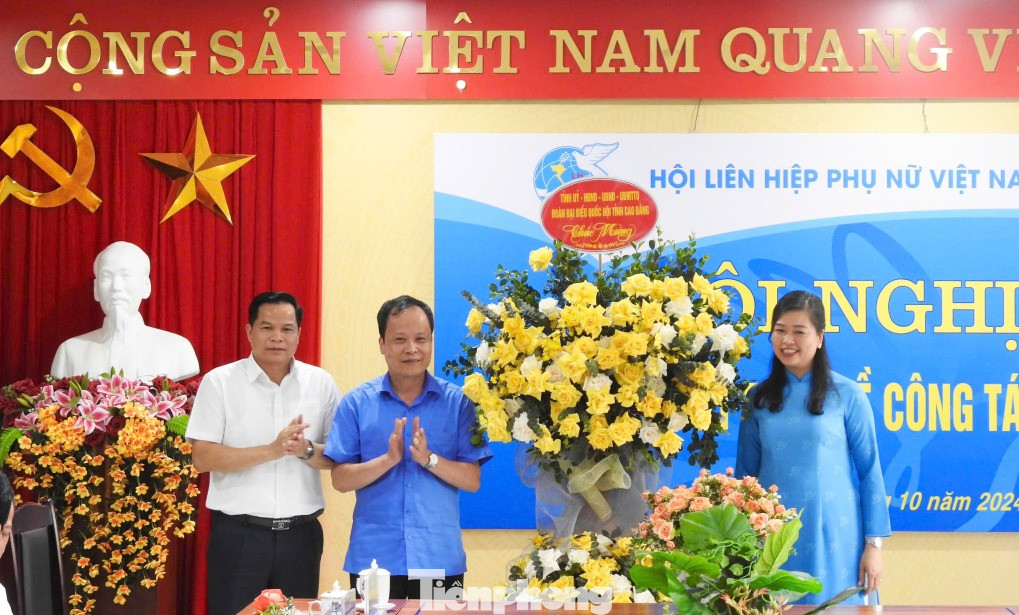 Lãnh đạo tỉnh Cao Bằng tặng hoa chúc mừng tân Chủ tịch Hội LHPN tỉnh Cao Bằng Đoàn Thị Lê An.