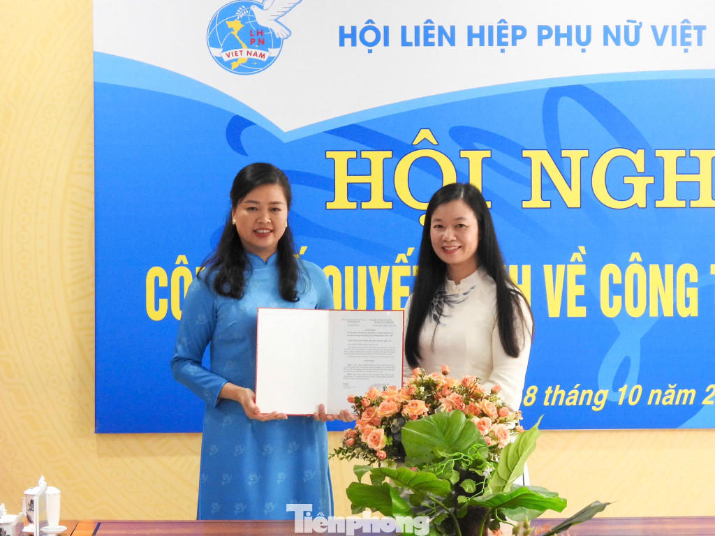 Bà Đoàn Thị Lê An (bìa trái) nhận quyết định từ lãnh đạo hội LHPN Việt Nam.