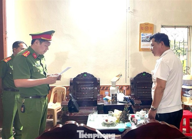 Ông Dương Minh Hợp (bìa phải) nghe công bố quyết định khởi tố bị can. Ông Dương Minh Hợp (bìa phải) nghe công bố quyết định khởi tố bị can.