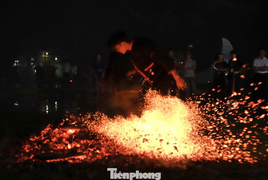 Tiết mục nhảy lửa của dân tộc Pà Thẻn rất độc đáo của tỉnh Hà Giang -Ảnh: H.T
