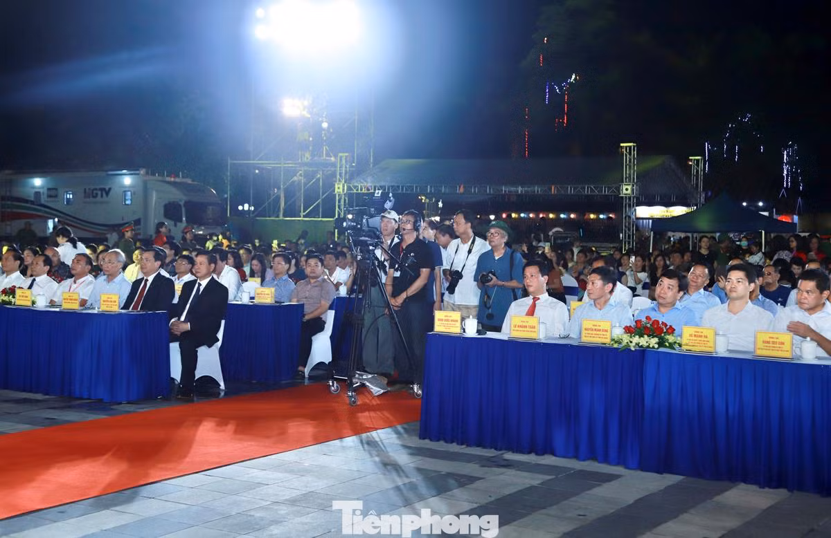 Đông đảo đại biểu và đồng bào các dân tộc trong khu vực đến dự Lễ khai mạc chương trình -Ảnh: D.T Đông đảo đại biểu và đồng bào các dân tộc trong khu vực đến dự Lễ khai mạc chương trình -Ảnh: D.T