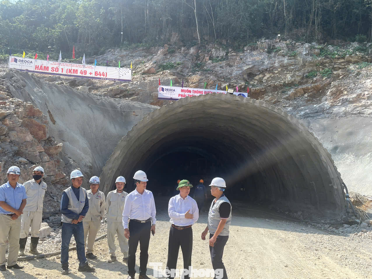 Đồng chí Nguyễn Công Trưởng (thứ 2 từ phải qua)- Ủy viên Ban Thường vụ Tỉnh ủy- Chủ nhiệm UBKT Tỉnh ủy Lạng Sơn thăm, kiểm tra, động viên cán bộ, công nhân đang thi công tại dự án. (ảnh: Duy Chiến) Đồng chí Nguyễn Công Trưởng (thứ 2 từ phải qua)- Ủy viên Ban Thường vụ Tỉnh ủy- Chủ nhiệm UBKT Tỉnh ủy Lạng Sơn thăm, kiểm tra, động viên cán bộ, công nhân đang thi công tại dự án. (ảnh: Duy Chiến)