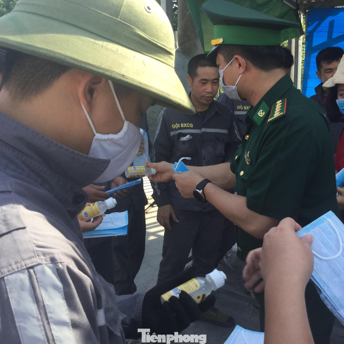 Bộ đội biên phòng Hữu Nghị tăng cường công tác phòng chống dịch, phát khẩu trang cho người qua lại biên giới .Ảnh: Duy Chiến