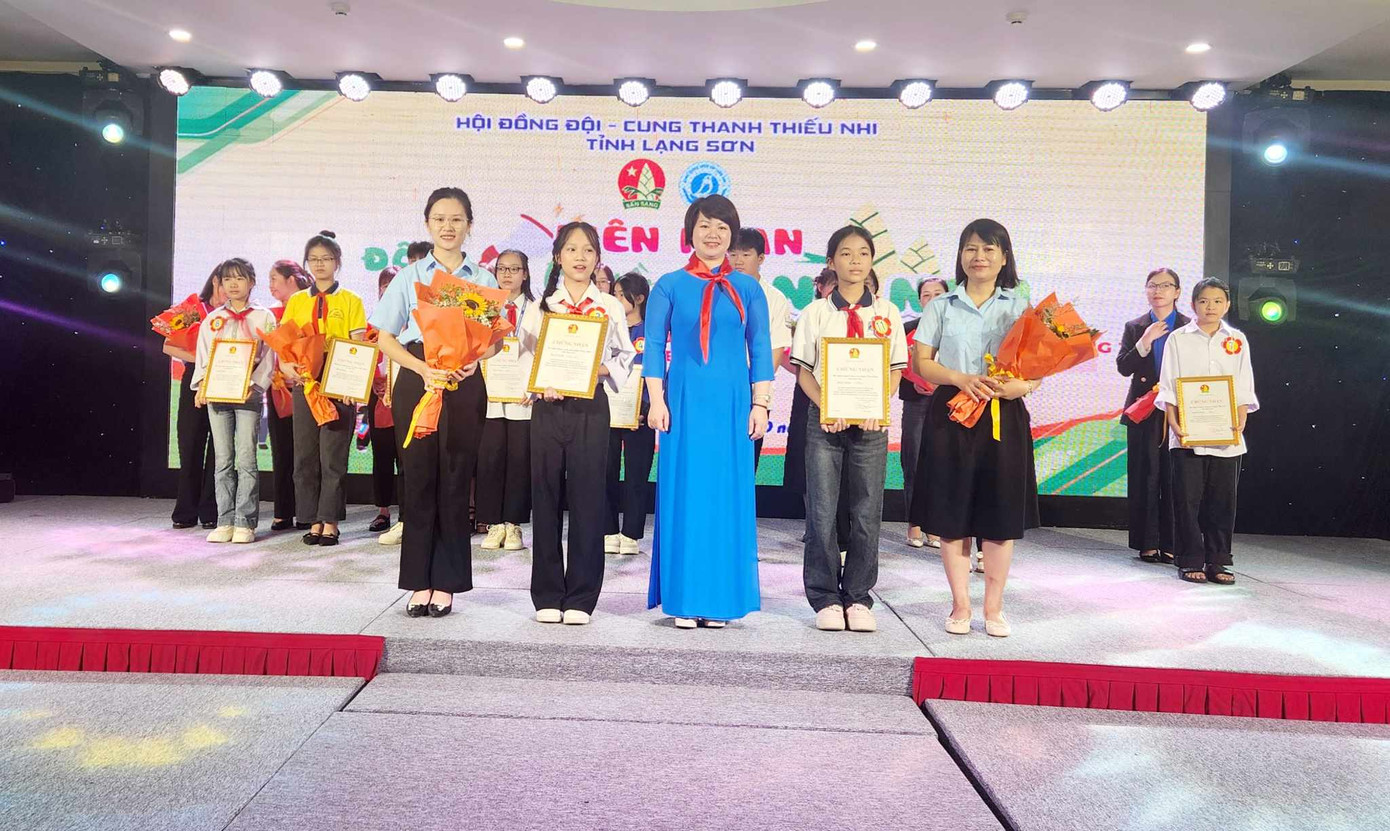 Ban tổ chức trao giải xuất sắc và giải nhất cho hai đội tuyên truyền măng non huyện Tràng Định và Văn Lãng. Ảnh: Duy Chiến