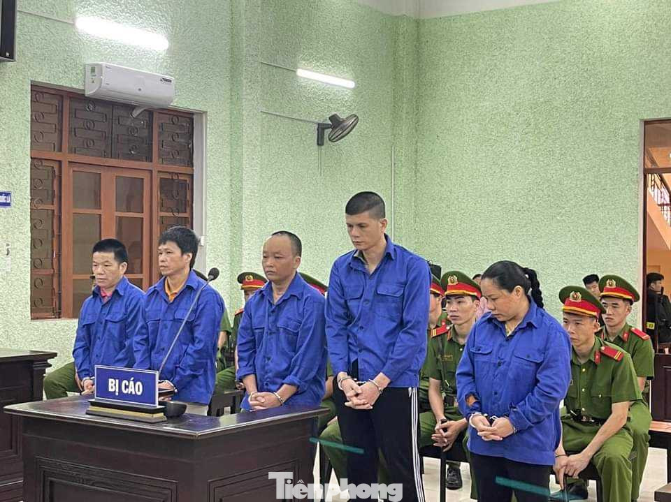Tòa án tuyên phạt 4 án tử hình, 1 chung thân cho các bị cáo. Tòa án tuyên phạt 4 án tử hình, 1 chung thân cho các bị cáo.