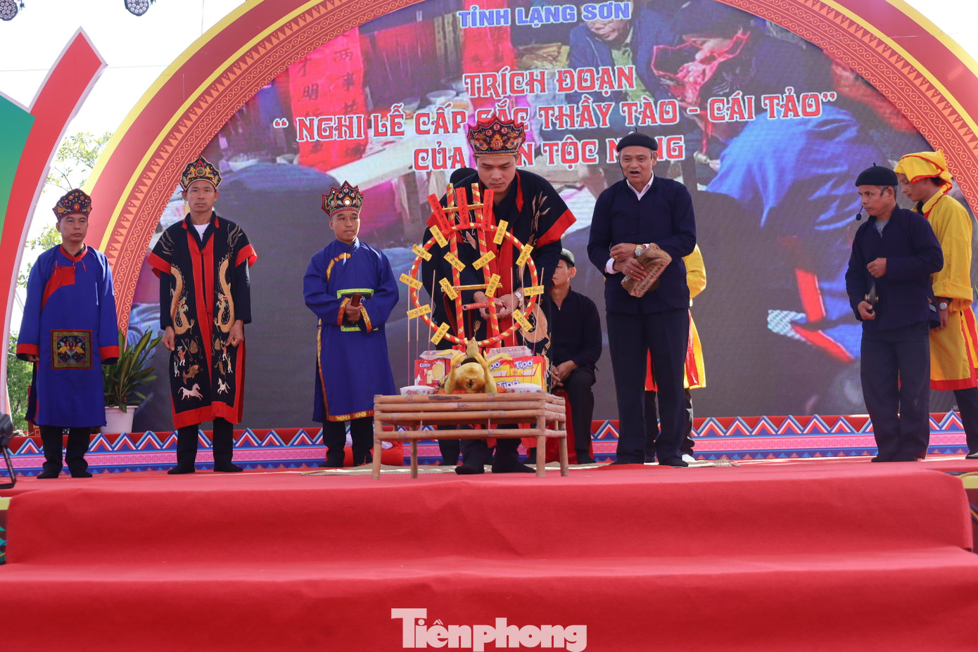 Trích đoạn nghi lễ Then của đồng bào các dân tộc. Ảnh: Duy Chiến.