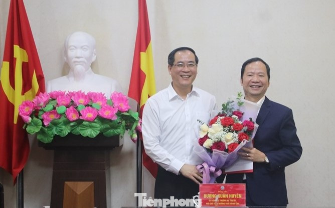 Ông Nguyễn Đặng Ân (bìa phải) nhận Quyết định và hoa chúc mừng của lãnh đạo tỉnh Lạng Sơn. Ảnh: Duy Chiến