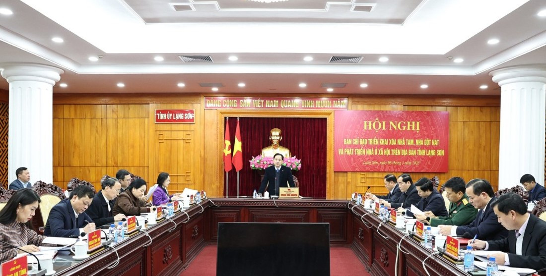 Bí thư Tỉnh ủy Lạng Sơn Hoàng Văn Nghiệm (đứng giữa) chỉ đạo các cấp, các ngành ở địa phương cần nỗ lực, cố gắng thực hiện tốt, hiệu quả chương trình xóa nhà tạm, nhà dột nát trên địa bàn. Bí thư Tỉnh ủy Lạng Sơn Hoàng Văn Nghiệm (đứng giữa) chỉ đạo các cấp, các ngành ở địa phương cần nỗ lực, cố gắng thực hiện tốt, hiệu quả chương trình xóa nhà tạm, nhà dột nát trên địa bàn.