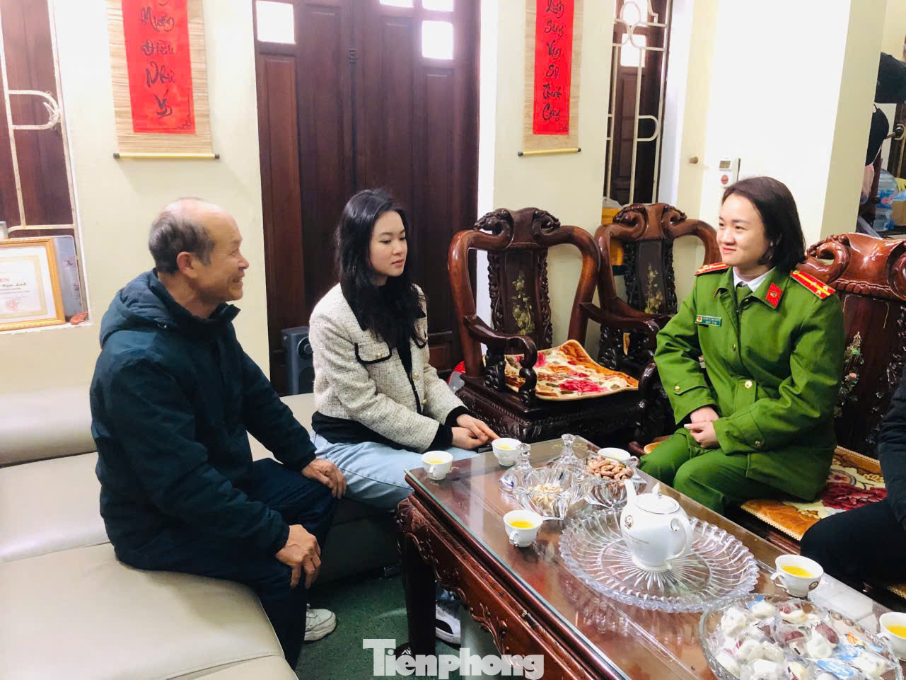 Nhờ làm tốt công tác tuyên truyền nên năm nay 239 chỉ tiêu vào lực lượng công an đã hoàn thành, trong đó có nhiều thanh niên nam, nữ viết đơn tình nguyện. Ảnh: T.Q Nhờ làm tốt công tác tuyên truyền nên năm nay 239 chỉ tiêu vào lực lượng công an đã hoàn thành, trong đó có nhiều thanh niên nam, nữ viết đơn tình nguyện. Ảnh: T.Q